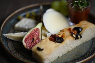 Siyah arka planda kahvaltı, peynir tabağı.