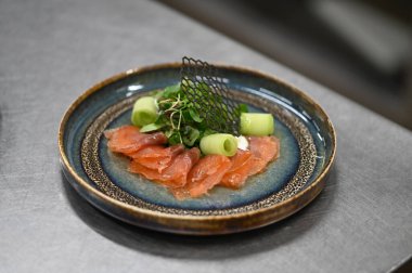 Salatalıkla dilimlenmiş somon.