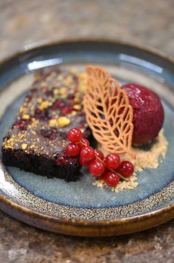 Çilekli çikolatalı kek.