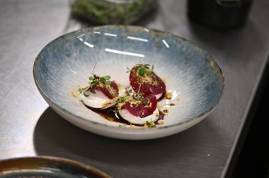 Lezzetli taze fırınlanmış patatesin yakın görüntüsü