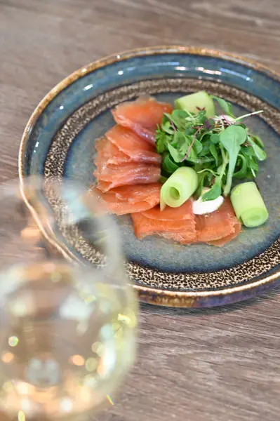 Avokado ve salatalıklı somon