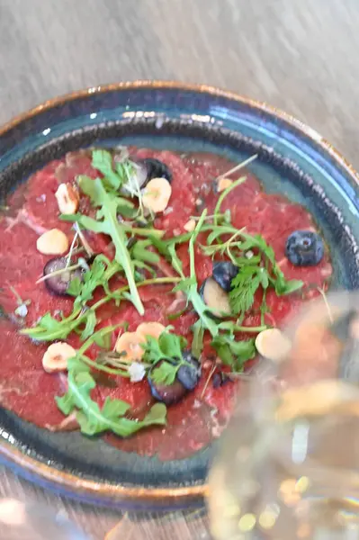 Küçük bir restoranda servis edilen taze sebzeli ve peynirli lezzetli İtalyan salatası..