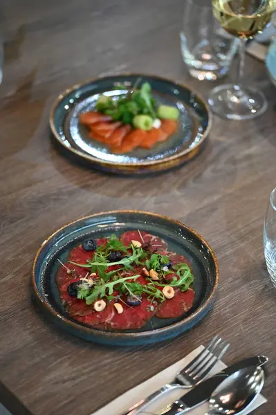 Lezzetli bir yemeğin dikey çekimi ve bir kadeh şarap.