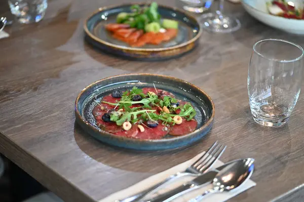 Sebze ve peynirli taze salata.