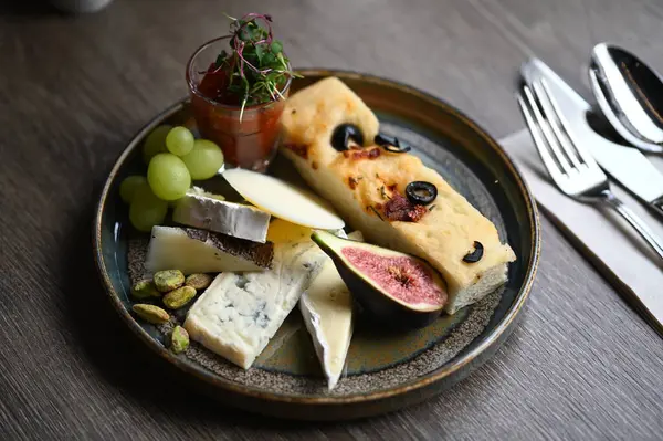 Lezzetli ve lezzetli kahvaltı tabakta, peynir tabağında