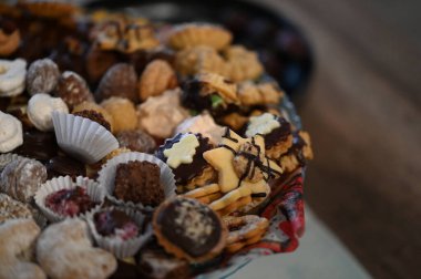 Tahta masada farklı fındıklı tatlı ve lezzetli çikolata, yakın plan.