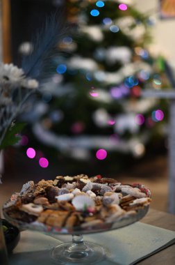 Ahşap bir arka planda meyveler ve böğürtlenlerle Noel ağacı