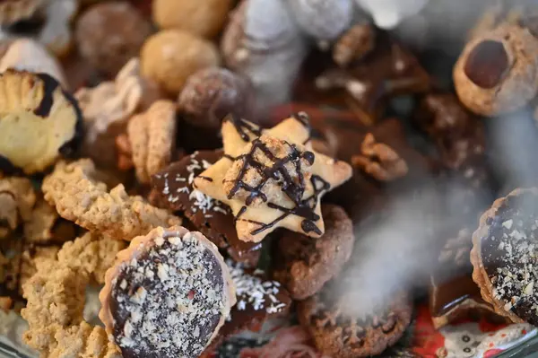 Cam kavanozda çikolatalı kurabiye.