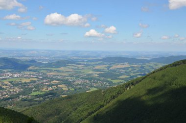 Dağların vadisine bak.