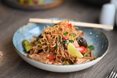 Sebzeli ve etli Asya eriştesi.