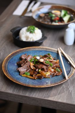 Pirinç ve sebzeli biftek yahnisi.