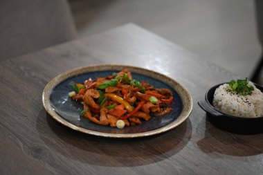 Kızarmış tavuk ve sebzeli bir mutfak fotoğrafı.