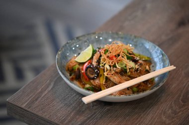 Tayland baharatlı erişte, karides ve Tayland yemeği.