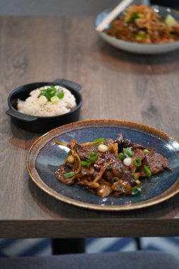 Sebzeli biftek, masanın üstünde.