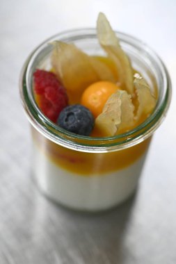 Taze meyve ve meyveleri kapatın.