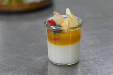 Cam kavanozdaki bir tatlının dikey yakın çekimi.