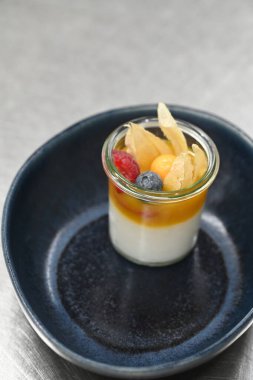 Meyveli, meyveli ve kremalı tatlı.