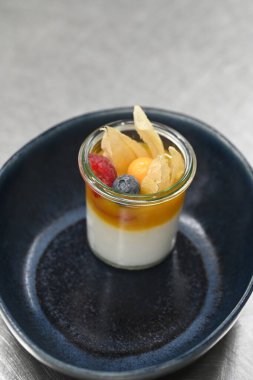 Cam tabakta lezzetli meyve tatlısı..