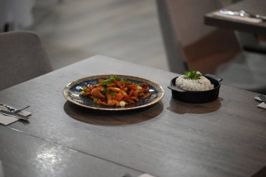 Tabakta kızarmış tavuk ve sebzeli pilav