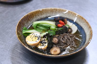 Siyah yumurtalı erişte kasesi, Japon eriştesi, mantarlı erişte çorbası ve siyah kasede sebze.