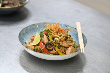 Tavuk ve sebzeli kızarmış pilav.