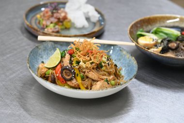 Balık, sebze ve kimchi ile Kore eriştesi.