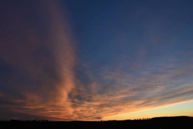 Şehrin üzerinde gün batımı