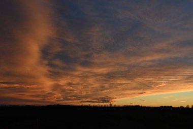 Gölün üzerinde güzel bir gün batımı