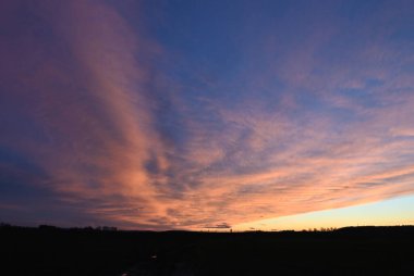 Bulutlu ve güneşli güzel gün batımı gökyüzü. Akşam gökyüzünde renkli bulutlar