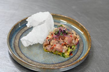 Avokado, salatalık, ton balığı ve ton balığı salatası.