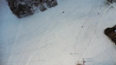 Dağlardaki kardan adamların insansız hava aracı görüntüsü.