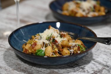 Parmesanlı peynirli İtalyan makarnası.