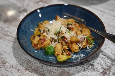 Peynir ve pastırma ile makarna