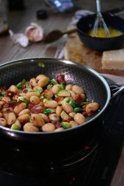 Tavada kızarmış patates ve domuz pastırması.