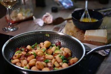 Pastırmalı, peynirli ve lahanalı İtalyan gnocchi.