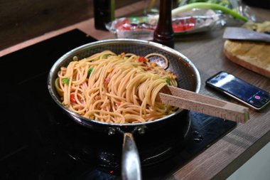 Mutfakta spagetti ve makarna.