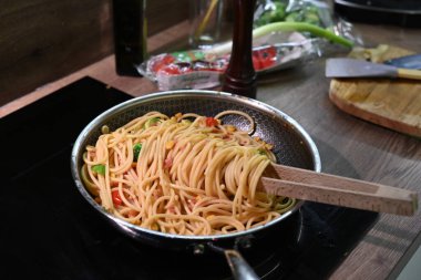 Tahta bir masada domates soslu makarna ve makarna.