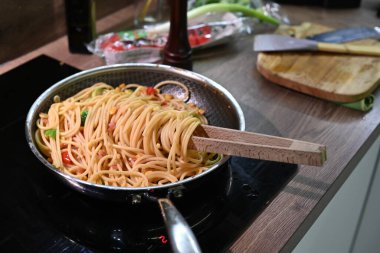 Mutfakta etli makarna.