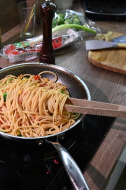 sebzeli makarna spagetti