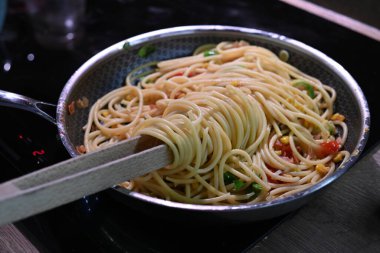 Tavuk ve sebzeli spagetti.