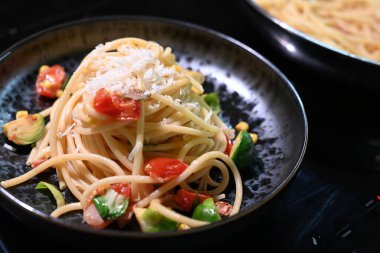 Siyah tabakta et soslu spagetti.