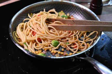 etli ve sebzeli makarna