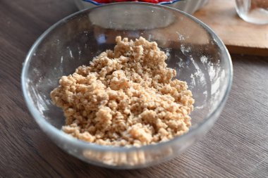 Tatlı yulaf ezmesi yapmak.