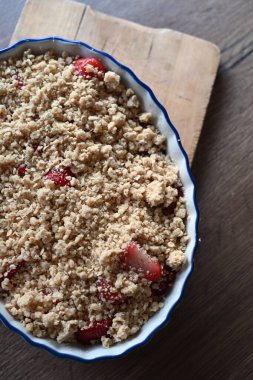 Lezzetli ev yapımı meyveli çörekler, canlı kırmızı böğürtlenler, sıcak, altın ve çıtır bir tatlıya dönüşmeye hazır.