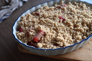 Lezzetli ev yapımı meyveli çörekler, canlı kırmızı böğürtlenler, sıcak, altın ve çıtır bir tatlıya dönüşmeye hazır.