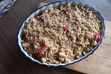Lezzetli ev yapımı meyveli çörekler, canlı kırmızı böğürtlenler, sıcak, altın ve çıtır bir tatlıya dönüşmeye hazır.