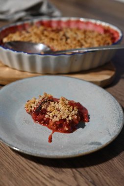 Ev yapımı tatlı kiraz pasta