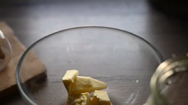 Masadaki bir kase çikolatalı kekin yakın çekimi.