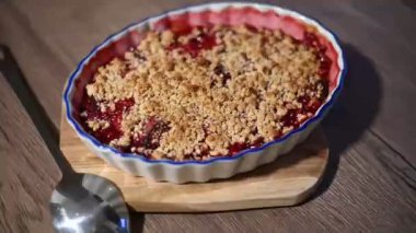 Tabağında kırmızı frenk üzümü olan ev yapımı bir turta.