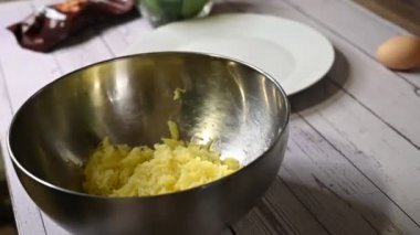 Ahşap masada pişmiş yumurtaya yaklaş.